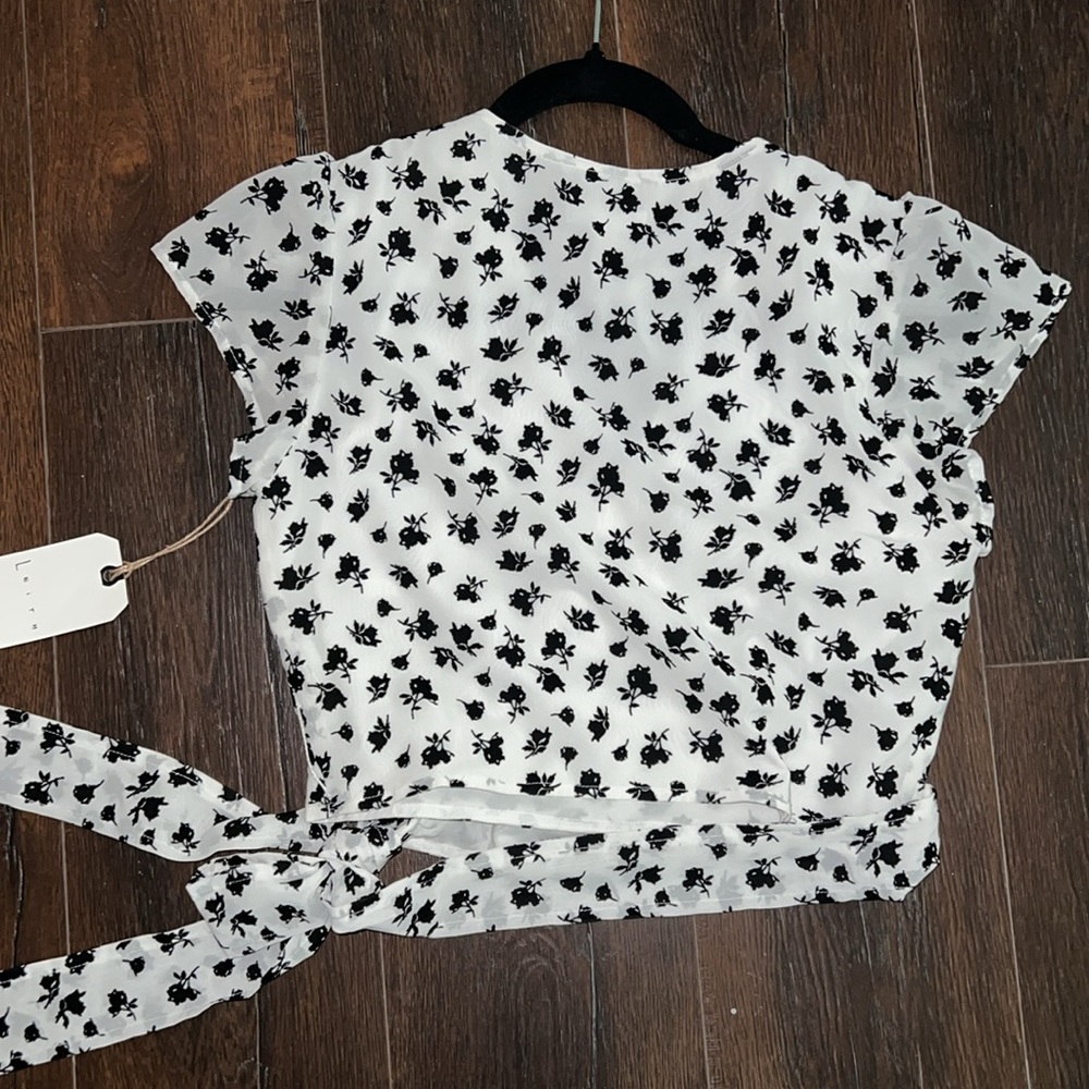 NWT Black & White Wrap Around Floral Crop Top - Picture 3 of 3